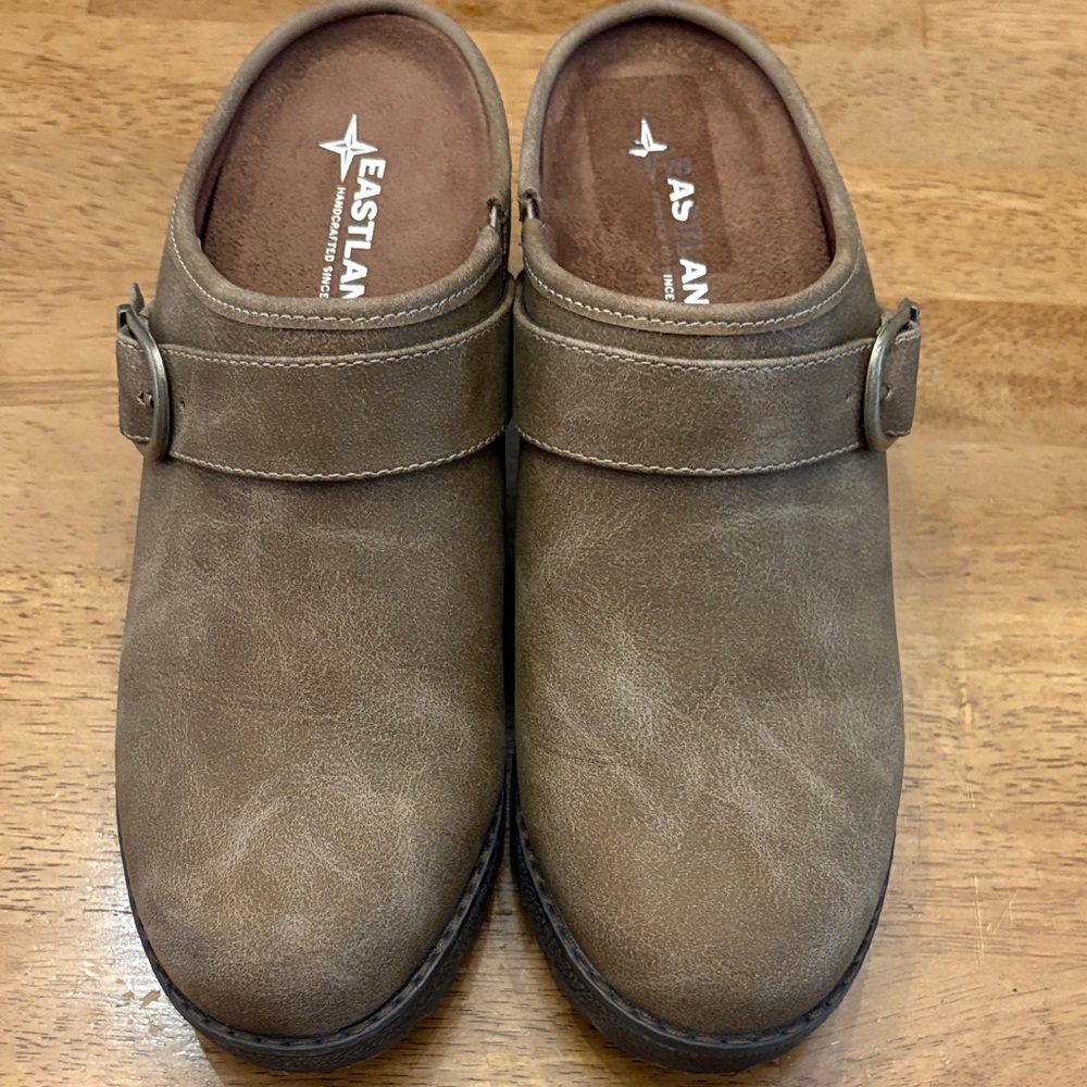 Barely used Eastland Nola Clogs size 9